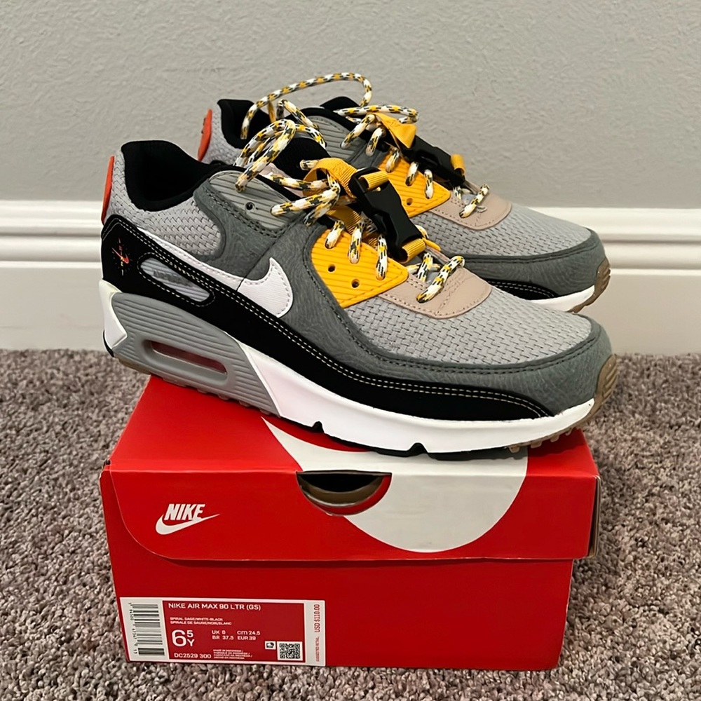BNIB Nike Air Max 90 (GS)